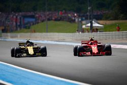 Kimi Raikkonen, Ferrari SF71H, passe Carlos Sainz Jr., Renault Sport F1 Team R.S. 18