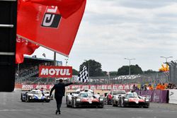 Winners #8 Toyota Gazoo Racing Toyota TS050: Sébastien Buemi, Kazuki Nakajima, Fernando Alonso cross the finish line