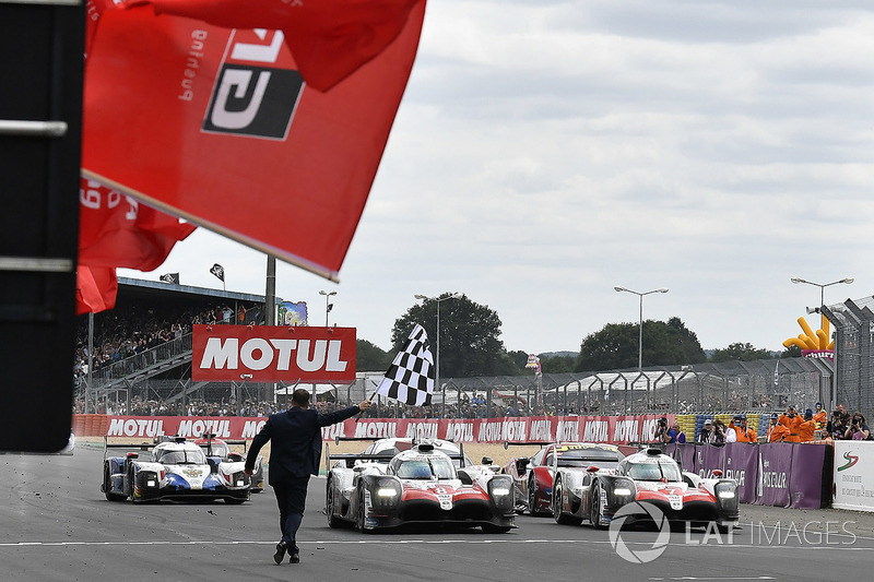 Los ganadores de las 24 Horas de Le Mans 2018 #8 Toyota Gazoo Racing Toyota TS050: Sébastien Buemi, Kazuki Nakajima, Fernando Alonso llegan a meta