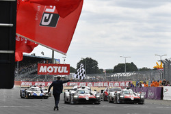 Winners #8 Toyota Gazoo Racing Toyota TS050: Sébastien Buemi, Kazuki Nakajima, Fernando Alonso cross the finish line