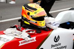 Helm van Mick Schumacher, SJM Theodore Racing by Prema, Dallara Mercedes