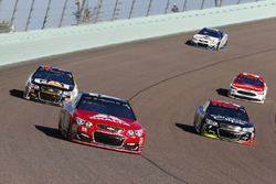 Kurt Busch, Stewart-Haas Racing Ford, Kasey Kahne, Hendrick Motorsports Chevrolet
