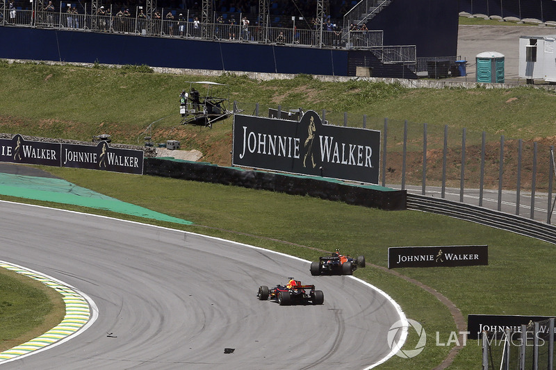 Kevin Magnussen, Haas F1 Team VF-17, Daniel Ricciardo, Red Bull Racing RB13 ve Stoffel Vandoorne, McLaren MCL32 startta kaza yapıyor