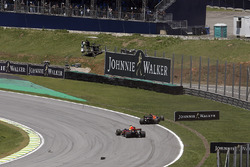 Kevin Magnussen, Haas F1 Team VF-17, Daniel Ricciardo, Red Bull Racing RB13 and Stoffel Vandoorne, McLaren MCL32 collide at the start of the race