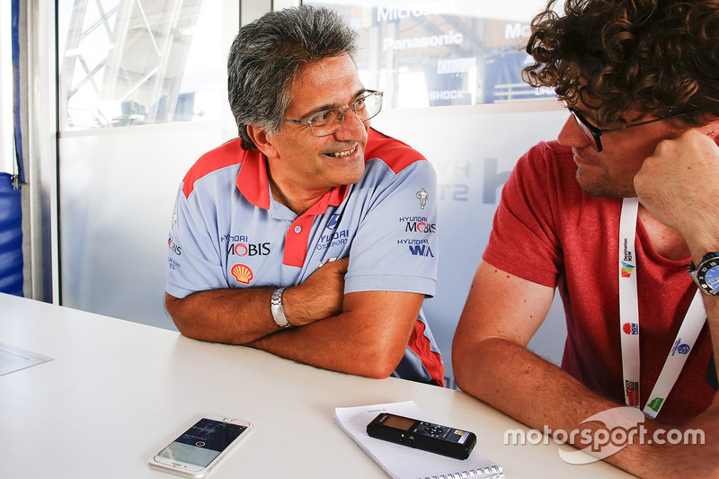 Michel Nandan speaks with Motorsport.com journalist Andrew van Leeuwen