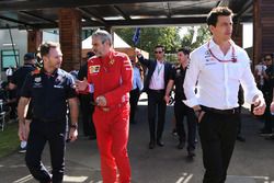 Christian Horner, teambaas Red Bull Racing, Toto Wolff, directeur Mercedes AMG F1 en Maurizio Arriva