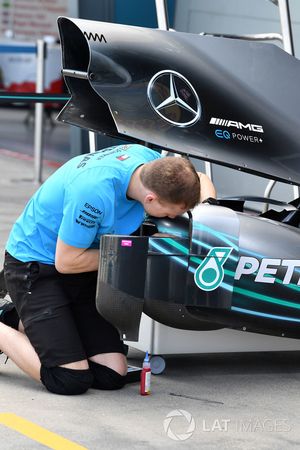 Mercedes AMG F1 mechanic cleans Mercedes-AMG F1 W09 bodywork