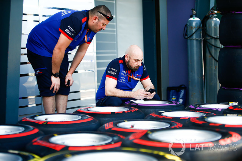 Degli ingegneri della Scuderia Toro Rosso etichettano degli pneumatici Pirelli soft e supersoft tyres in pitlane