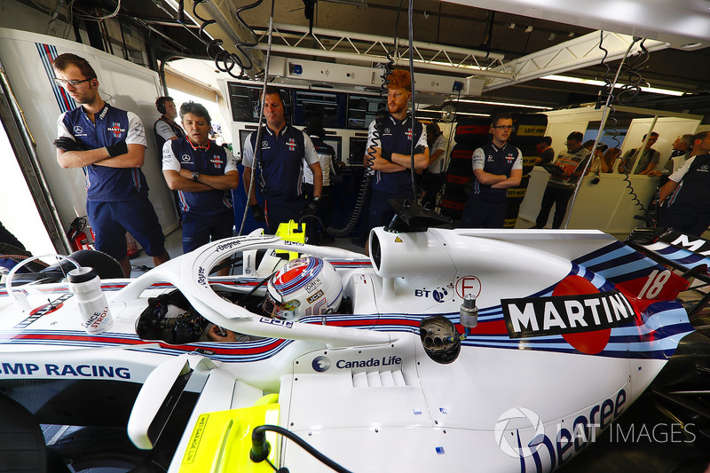 Les mécaniciens avec la voiture de Lance Stroll Williams FW41 dans le garage.