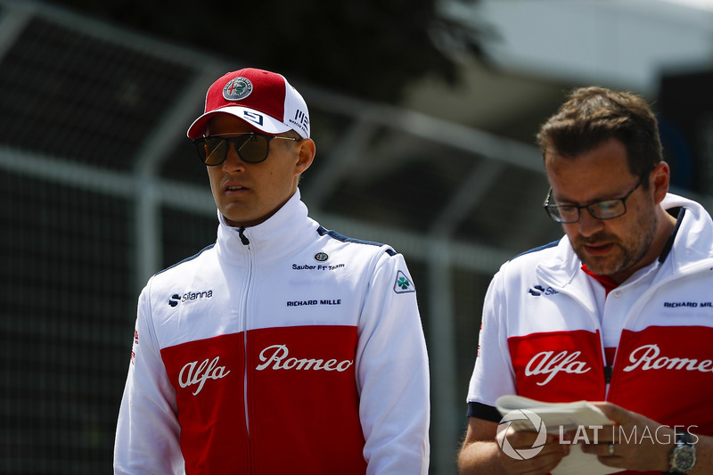 Marcus Ericsson, Sauber, conducts a track walk with colleagues