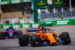 Fernando Alonso, McLaren MCL33, Pierre Gasly, Toro Rosso STR13