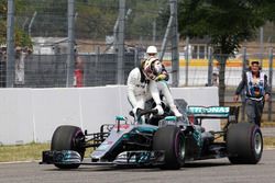 Lewis Hamilton, Mercedes-AMG F1 W09 stops on track