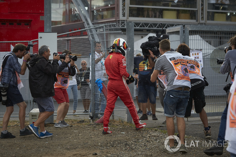 Sebastian Vettel, Ferrari SF71H sale del coche tras su accidente