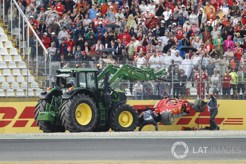 Sebastian Vettel; Ferrari SF71H, menabrak dinding saat memimpin
