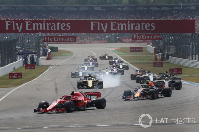 Kimi Raikkonen, Ferrari SF71H dan Max Verstappen, Red Bull Racing RB14