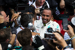 Il vincitore della gara Lewis Hamilton, Mercedes AMG F1, festeggia nel parco chiuso con il suo team