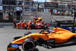 Marshals met de wagen van Max Verstappen, Red Bull Racing RB14 na crash