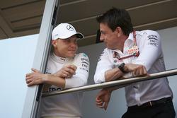 Valtteri Bottas, Mercedes AMG F1, met Toto Wolff