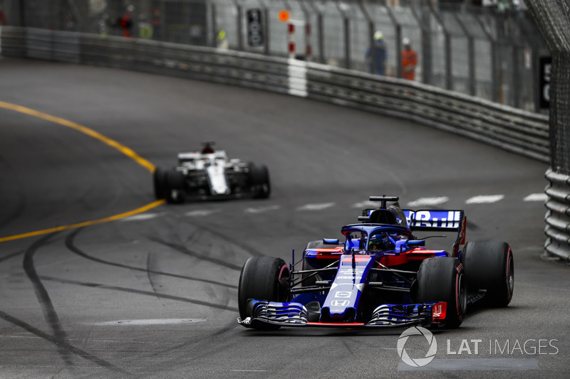 Brendon Hartley, Toro Rosso STR13, leads Lance Stroll, Williams FW41