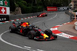 Daniel Ricciardo, Red Bull Racing RB14 lidera a Sebastian Vettel, Ferrari SF71H