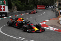 Daniel Ricciardo, Red Bull Racing RB14 voor Sebastian Vettel, Ferrari SF71H