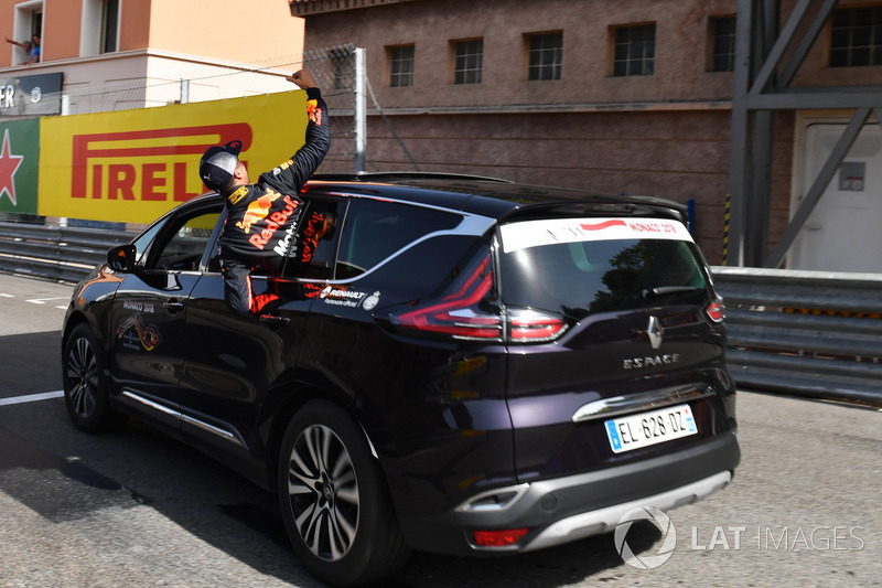 Ganador de la pole Daniel Ricciardo, Red Bull Racing celebra en parc ferme