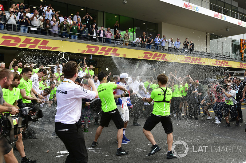 Le Champion du monde 2017 Lewis Hamilton, Mercedes AMG F1 fait la fête avec son équipe