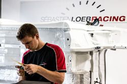 La Peugeot 306 Maxi en phase d'assemblage dans les ateliers du Sébastien Loeb Racing