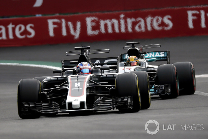 Romain Grosjean, Haas F1 Team VF-17 and Lewis Hamilton, Mercedes-Benz F1 W08 battle
