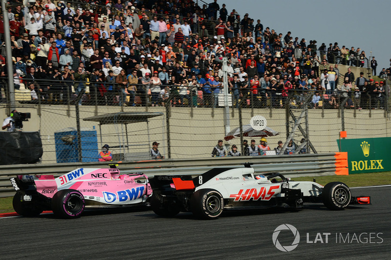 Esteban Ocon, Force India VJM11 y Romain Grosjean, Haas F1 Team VF-18 batalla