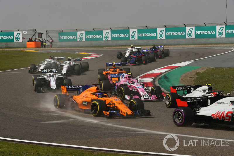 Fernando Alonso, McLaren MCL33 at the start of the race