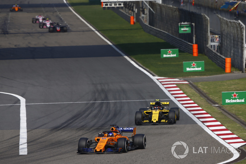 Fernando Alonso, McLaren MCL33 Renault, Carlos Sainz Jr., Renault Sport F1 Team R.S. 18