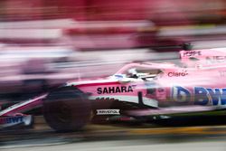 Sergio Perez, Force India VJM11, maakt een pitstop