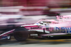 Sergio Perez, Force India VJM11, pit stop action