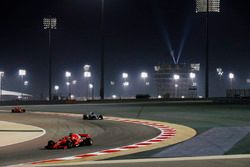 Sebastian Vettel, Ferrari SF71H, voor Valtteri Bottas, Mercedes AMG F1 W09, en Kimi Raikkonen, Ferra