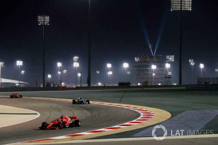 Sebastian Vettel, Ferrari SF71H, precede Valtteri Bottas, Mercedes AMG F1 W09, e Kimi Raikkonen, Ferrari SF71H