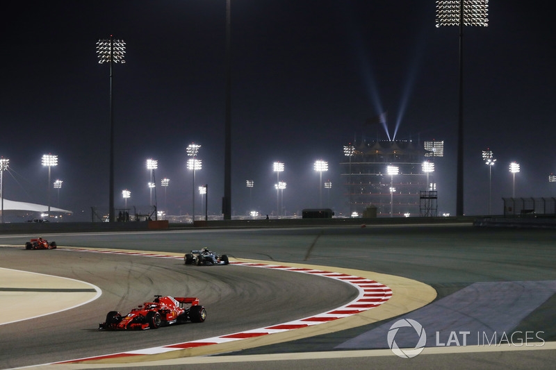Sebastian Vettel, Ferrari SF71H, precede Valtteri Bottas, Mercedes AMG F1 W09, e Kimi Raikkonen, Ferrari SF71H
