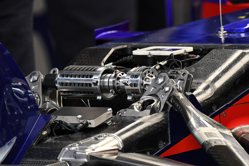 Um close do amortecedor e da suspensão dianteira do STR13