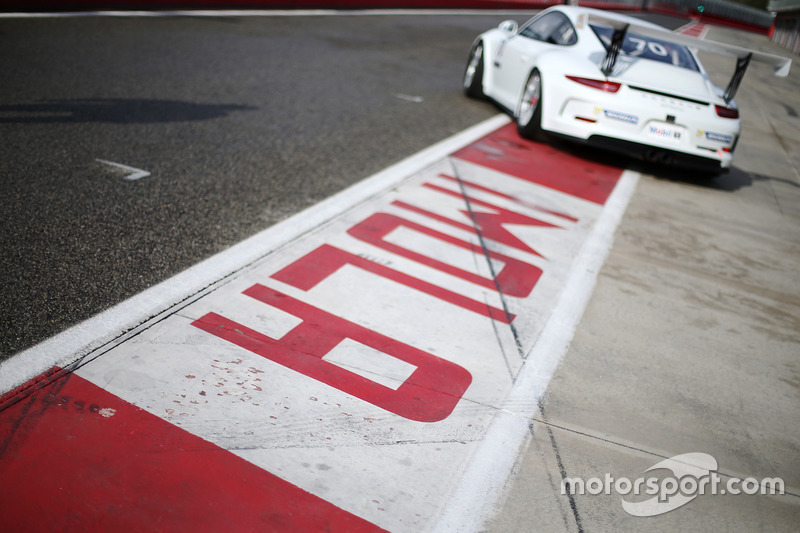 La Porsche 911 GT3 Guest Car in pit lane