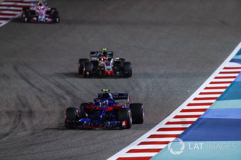 Pierre Gasly, Toro Rosso STR13 Honda, Kevin Magnussen, Haas F1 Team VF-18 Ferrari, en Esteban Ocon, 