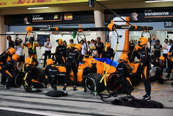 Fernando Alonso, McLaren MCL33, s'arrête au stand