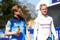 Felix Rosenqvist, Mahindra Racing, parla con Nick Heidfeld, Mahindra Racing
