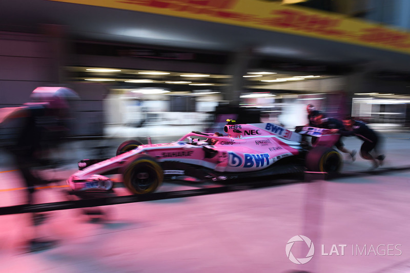 Команда Sahara Force India F1 отрабатывает процедуру пит-стопа