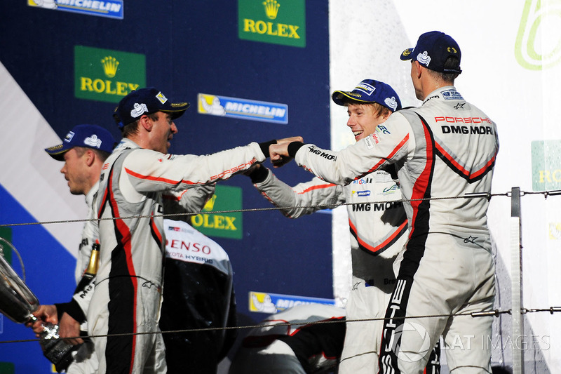 Podio: al secondo posto Timo Bernhard, Earl Bamber, Brendon Hartley, Porsche Team