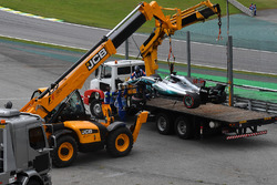 La monoposto incidentata di Lewis Hamilton, Mercedes-Benz F1 W08 viene recuperata in Q1