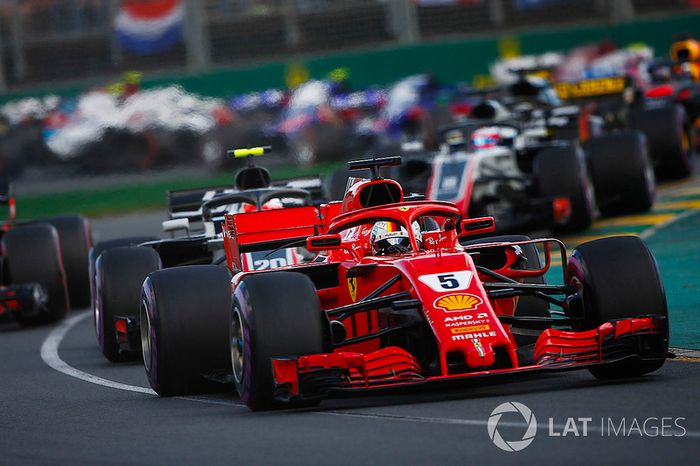Sebastian Vettel, Ferrari SF71H, Kevin Magnussen, Haas F1 Team VF-18 Ferrari, Max Verstappen, Red Bull Racing RB14 Tag Heuer, Romain Grosjean, Haas F1 Team VF-18 Ferrari, and the remainder of the field at the start