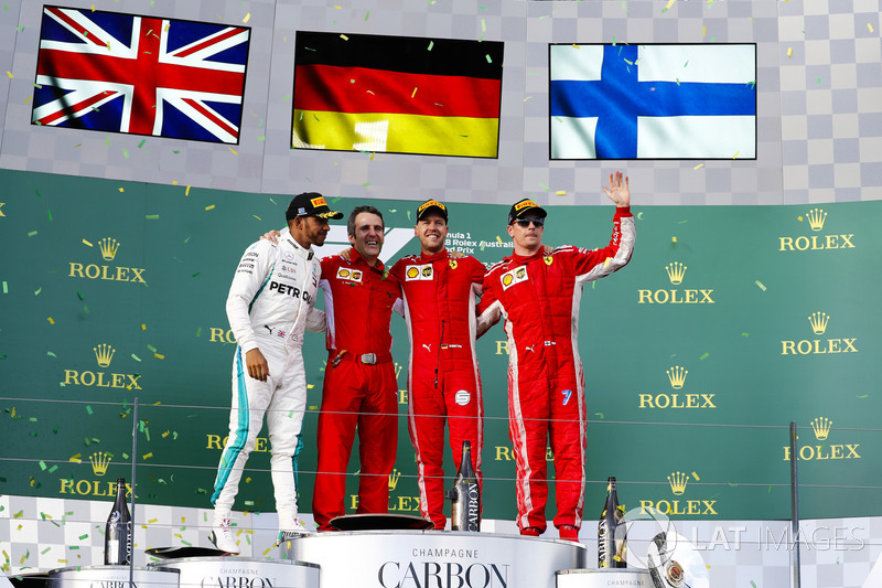 Lewis Hamilton, Mercedes AMG F1, 2° classificato, Inaki Rueda, stratega, Ferrari, Sebastian Vettel, Ferrari, 1° classificato, e Kimi Raikkonen, Ferrari, 3° classificato, sul podio