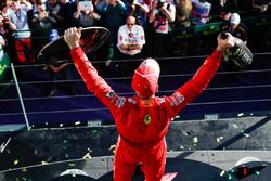 Il vincitore della gara Sebastian Vettel, Ferrari, con il suo trofeo e lo Champagne