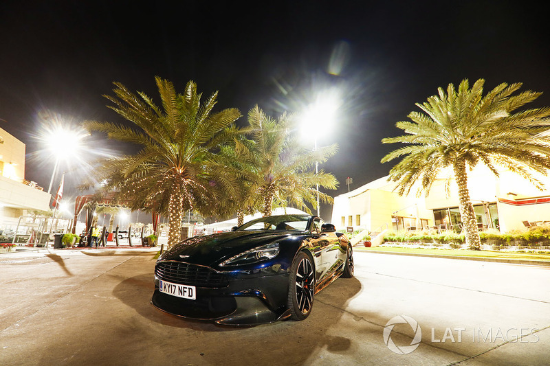 Автомобиль Aston Martin в паддоке