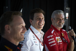 Руководитель Red Bull Racing Кристиан Хорнер, директор Mercedes AMG F1 Тото Вольф и руководитель Fer
